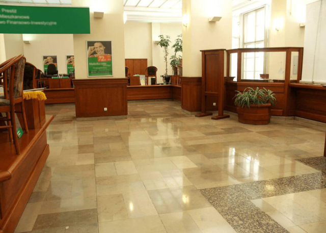 Efekt krystalizacji kamienia w holu banku