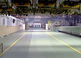 czyszczenie podłogi w hali produkcyjnej