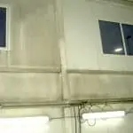 Mycie ściany wewnętrznej w hali produkcyjnej
