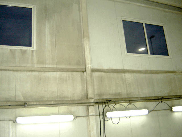 Mycie ściany wewnętrznej w hali produkcyjnej